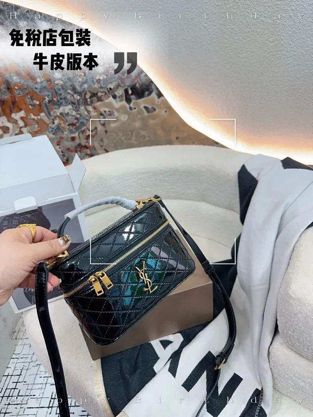 Saint Laurent Crossbody Bags Logo flap and chain-strap designs product detail image 23
