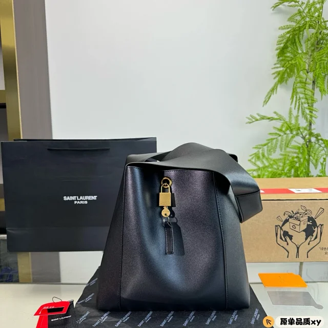 Saint Laurent Crossbody Bags Logo flap and chain-strap designs product detail image 16