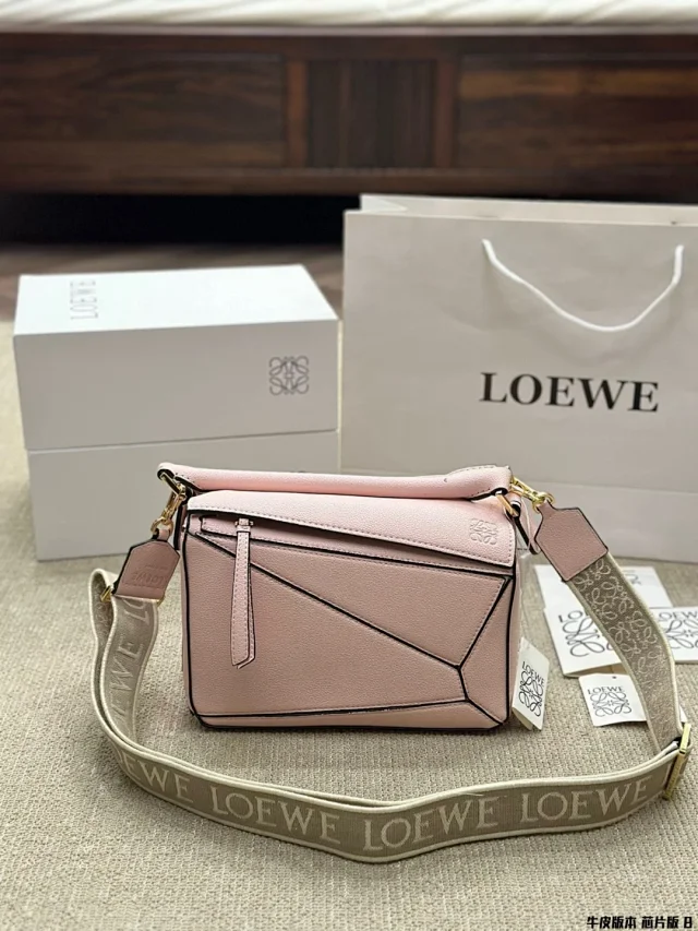 Loewe Drawstring Logo Shoulder Bag product detail image 40