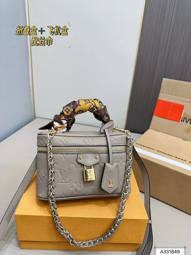 Louis Vuitton Monogram Handbag product detail image 40