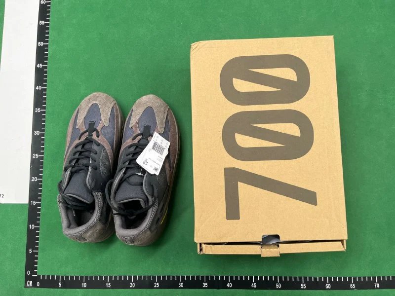 YEEZY700 אבזר 1