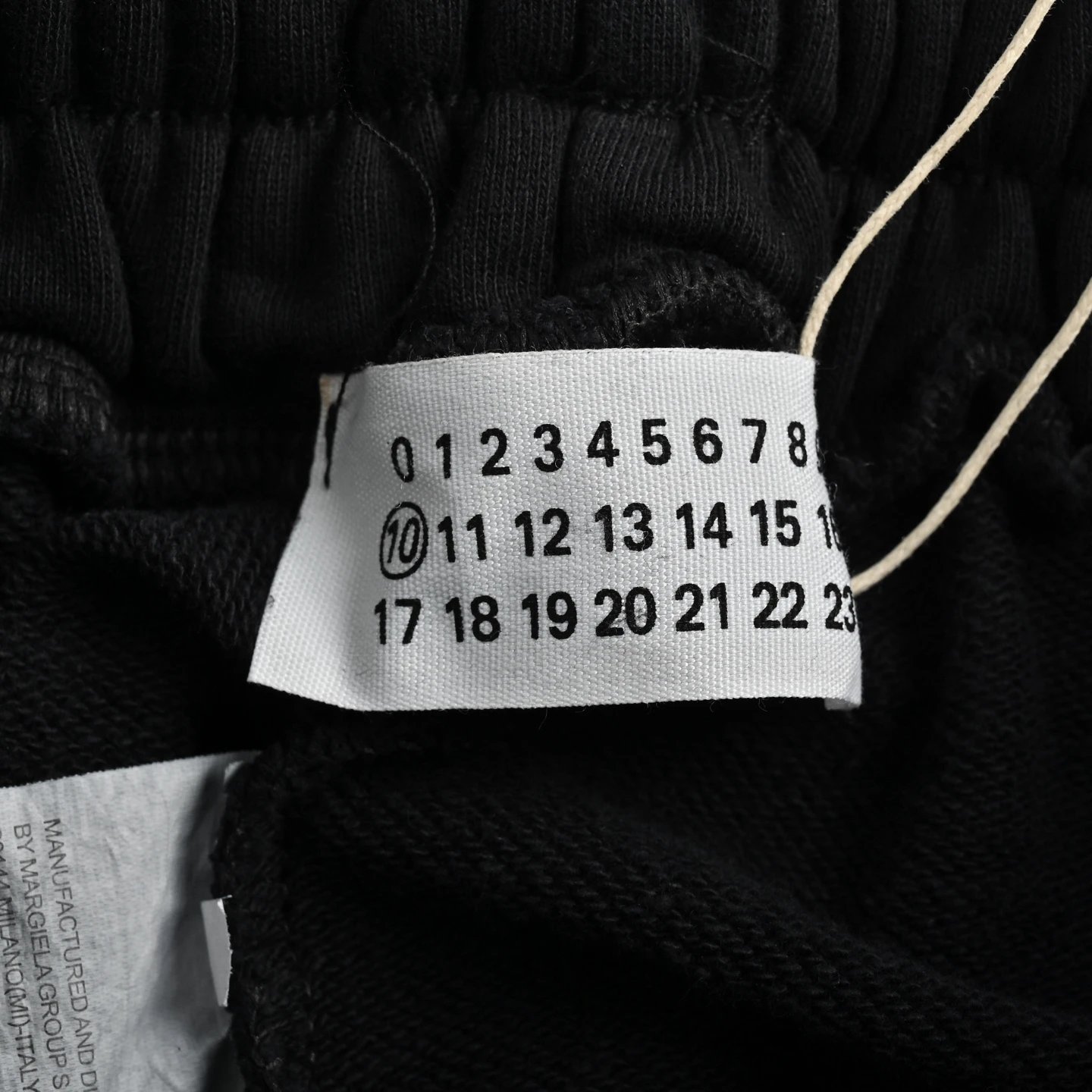 MM6 25ss 刺绣水洗喷墨长裤 8