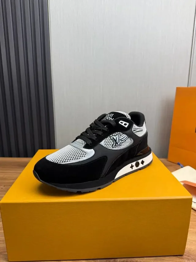 Louis Vuitton Sneakers Logo product detail image 18
