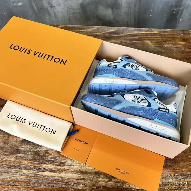 Louis Vuitton Sneakers Logo product detail image 28