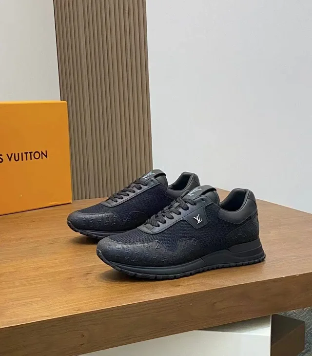 Louis Vuitton Sneakers Logo product detail image 23