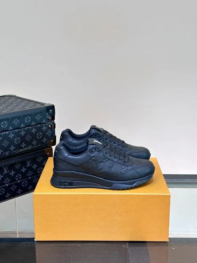 Louis Vuitton Sneakers Logo product detail image 19
