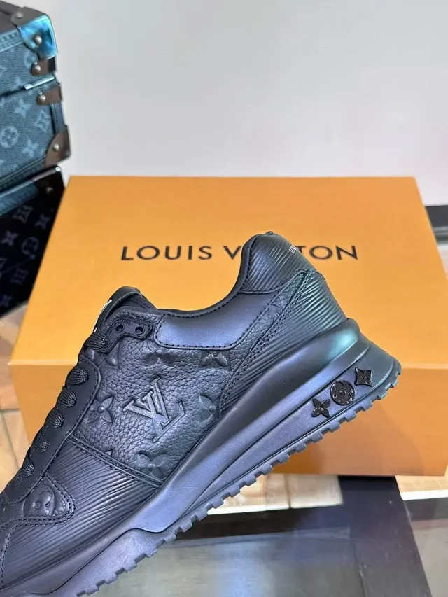 Louis Vuitton Sneakers Logo product detail image 21