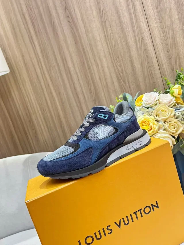 Louis Vuitton Sneakers Logo product detail image 12