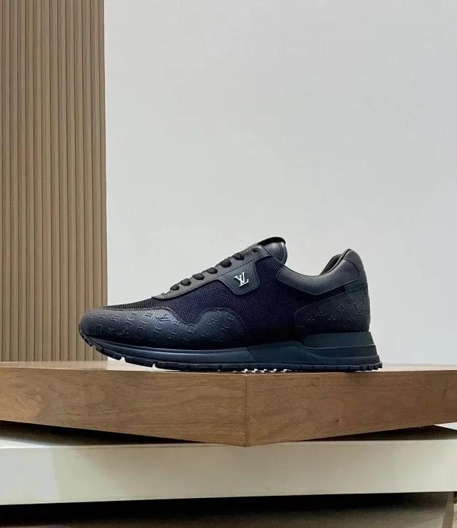 Louis Vuitton Sneakers Logo product detail image 22