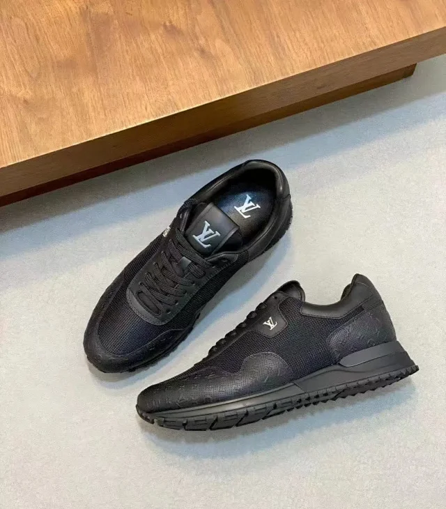 Louis Vuitton Sneakers Logo product detail image 24