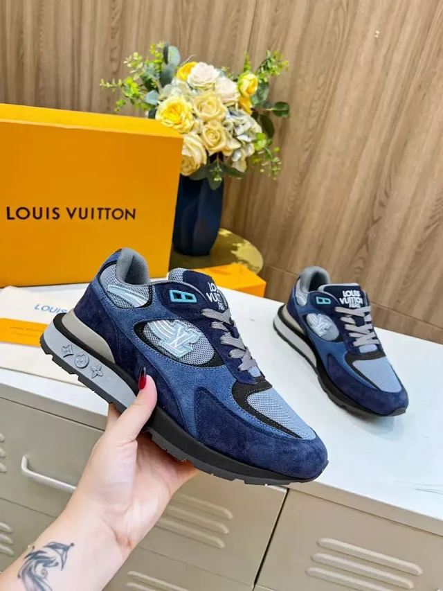 Louis Vuitton Sneakers Logo product detail image 11