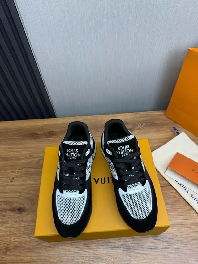 Louis Vuitton Sneakers Logo product detail image 15