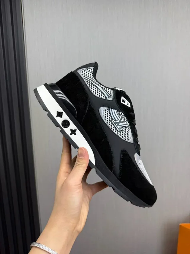 Louis Vuitton Sneakers Logo product detail image 17