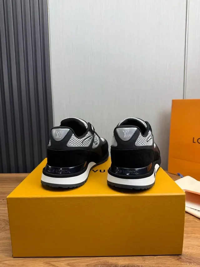 Louis Vuitton Sneakers Logo product detail image 16