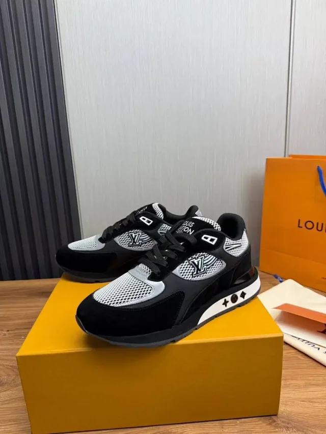 Louis Vuitton Sneakers Logo product detail image 14