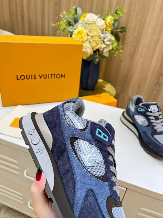 Louis Vuitton Sneakers Logo product detail image 13
