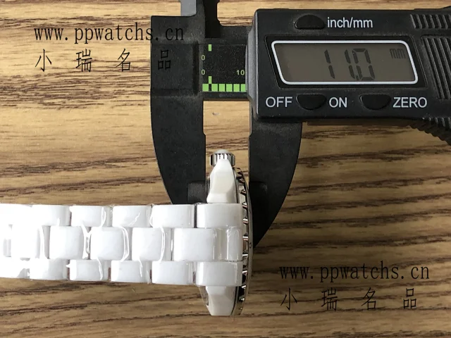 J12机械，38mm白陶瓷壳，数字刻度