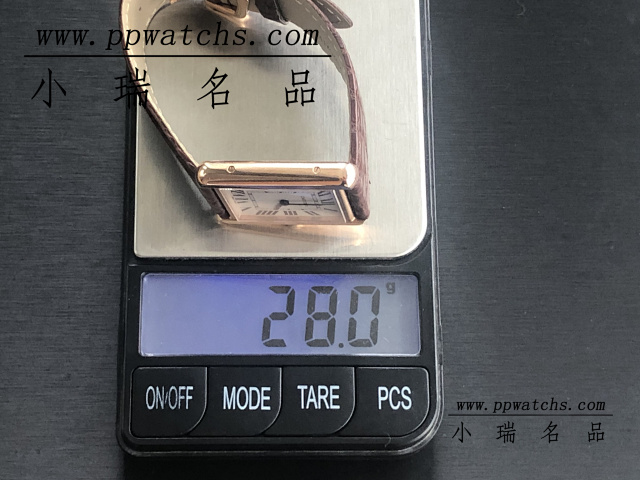 卡地亚中号石英TANK，玫瑰金表壳