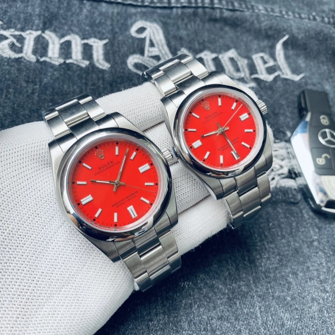 Silver case, red dial, steel bracelet. Mineral-reinforced mirrored glass. Comes without the full set of packaging. / 41MM (suitable for men)