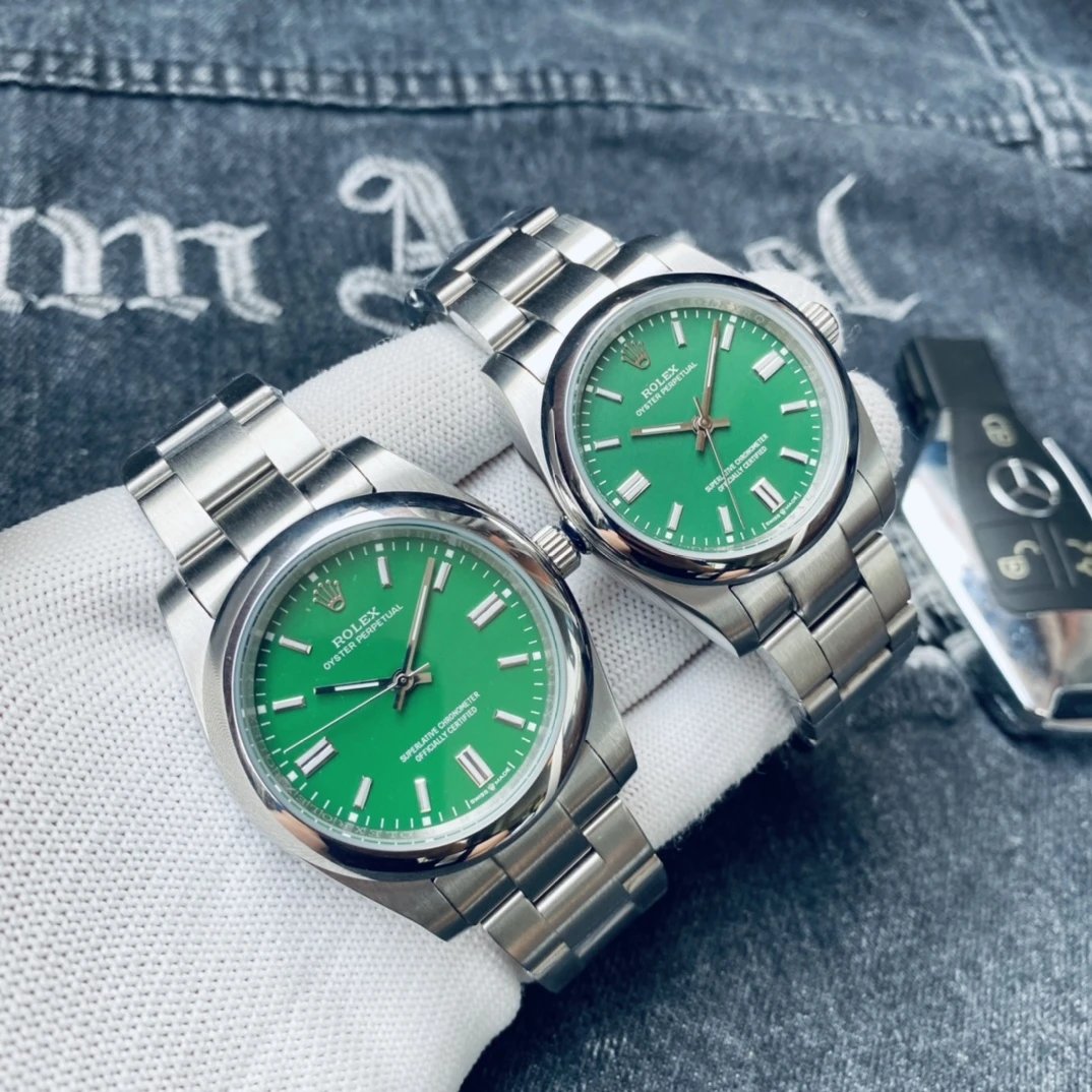 Silver case, green dial, steel bracelet. Mineral-strengthened mirror glass. Comes without the full set of packaging. / 41MM (suitable for men)