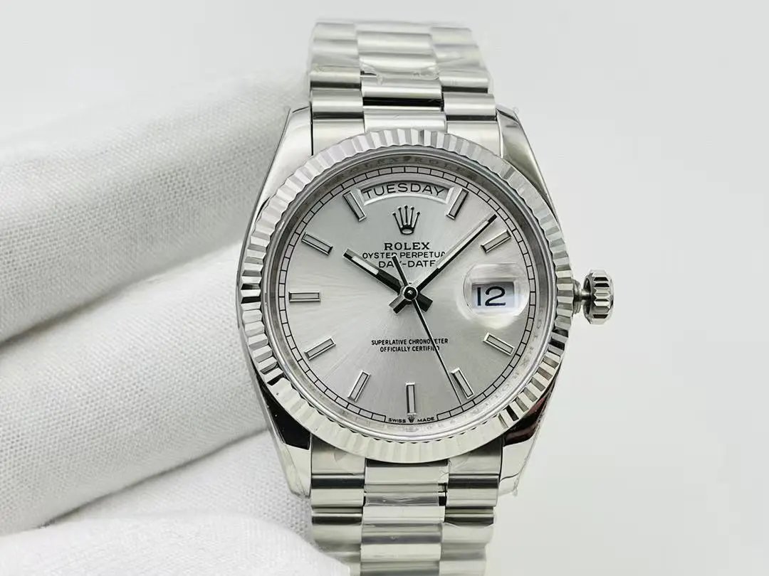 Log white dial