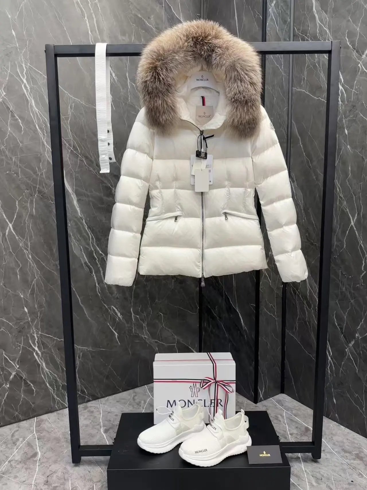 Women's short fur collar (white with NFC), the shoes underneath are not