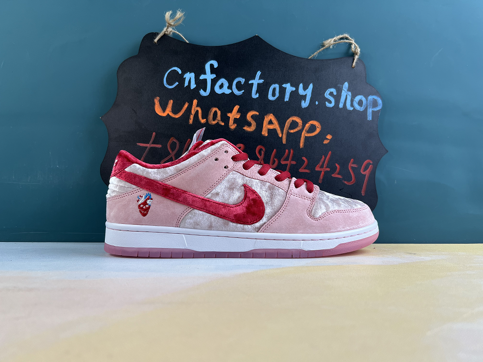 CN Batch Dunk Low StrangeLove - Shoes