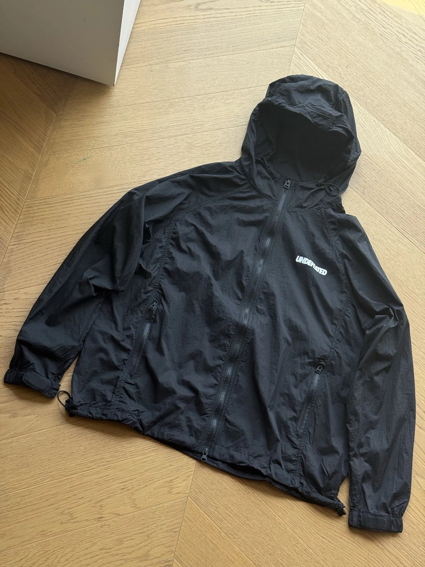 Five bar ice silk lightweight hooded sunscreen jacket (classic black)