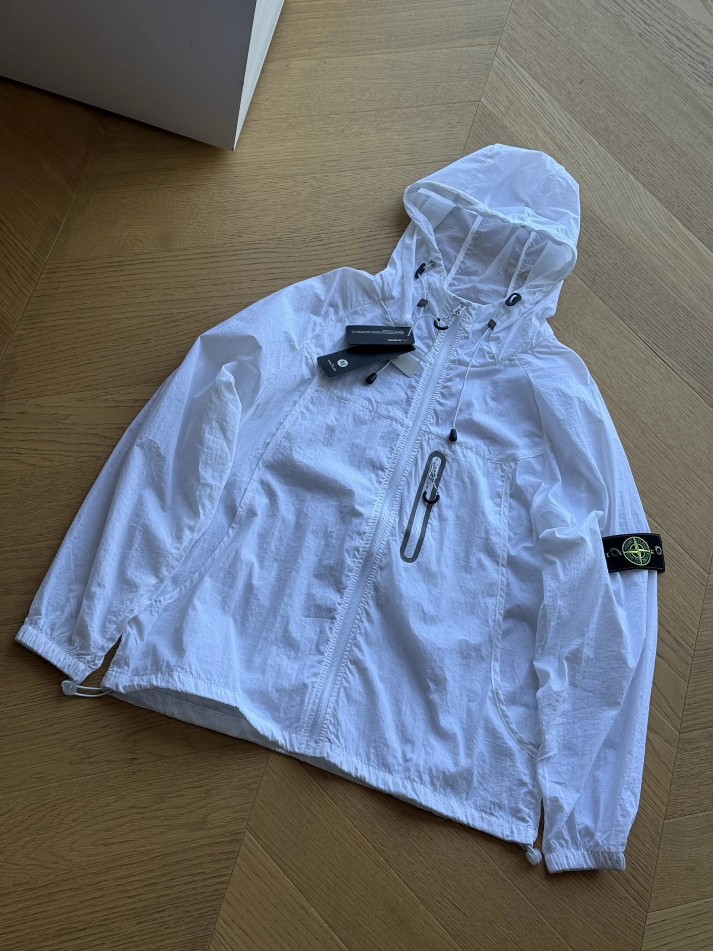 Stone Island hooded sunscreen jacket (white)