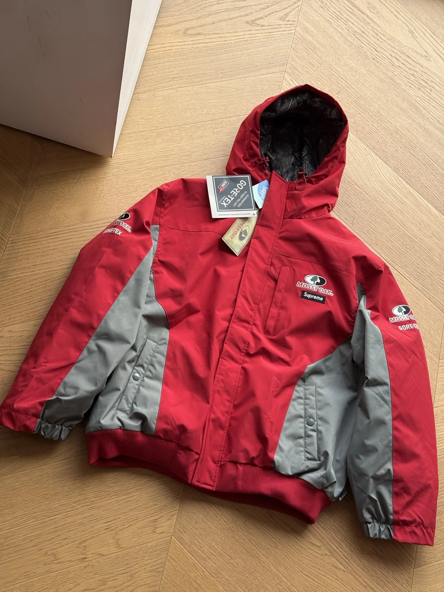Supreme Camouflage Embroidered Zipper Waterproof Jacket (Red)