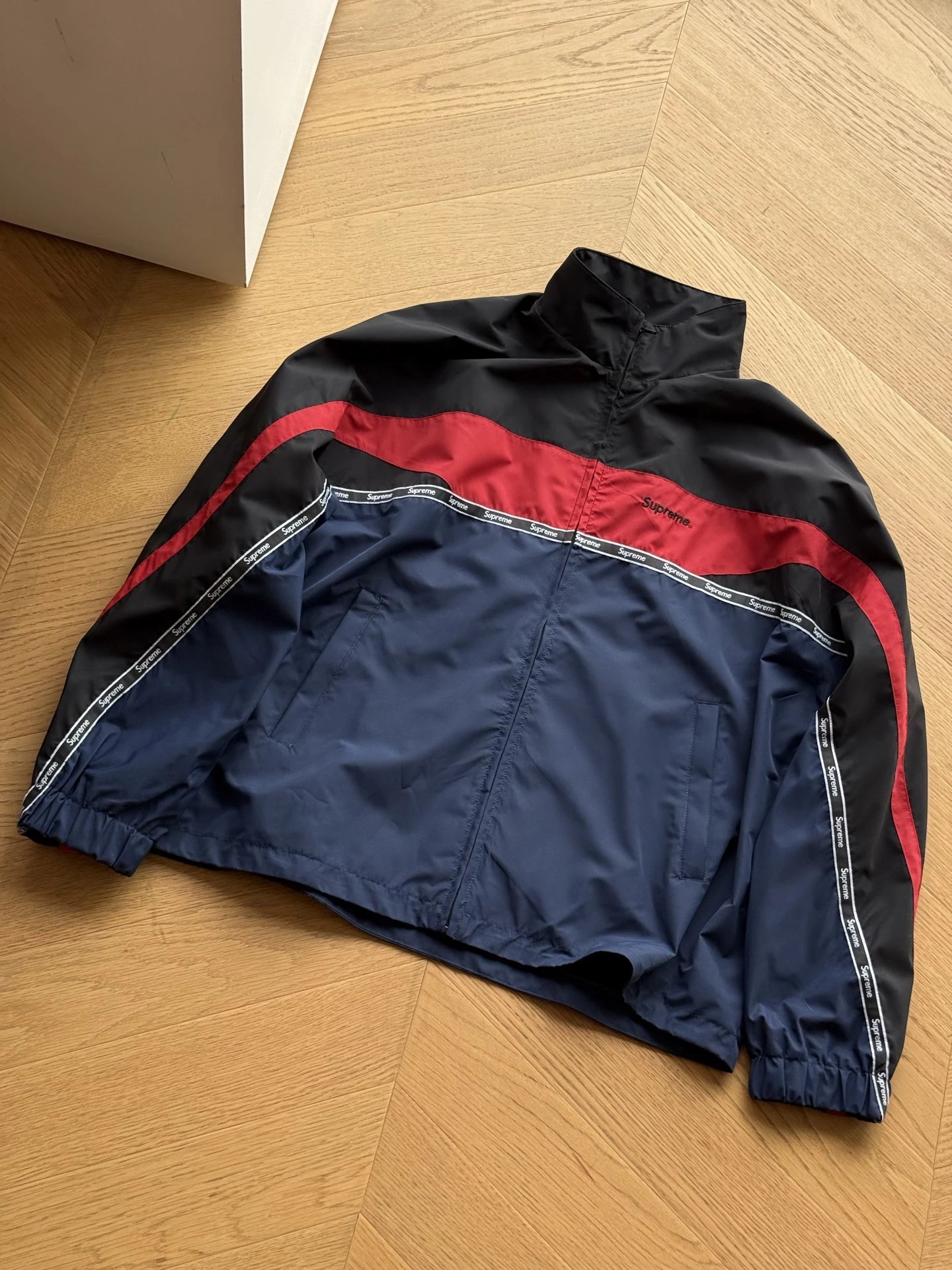 Supreme woven contrasting stand up collar (navy blue)