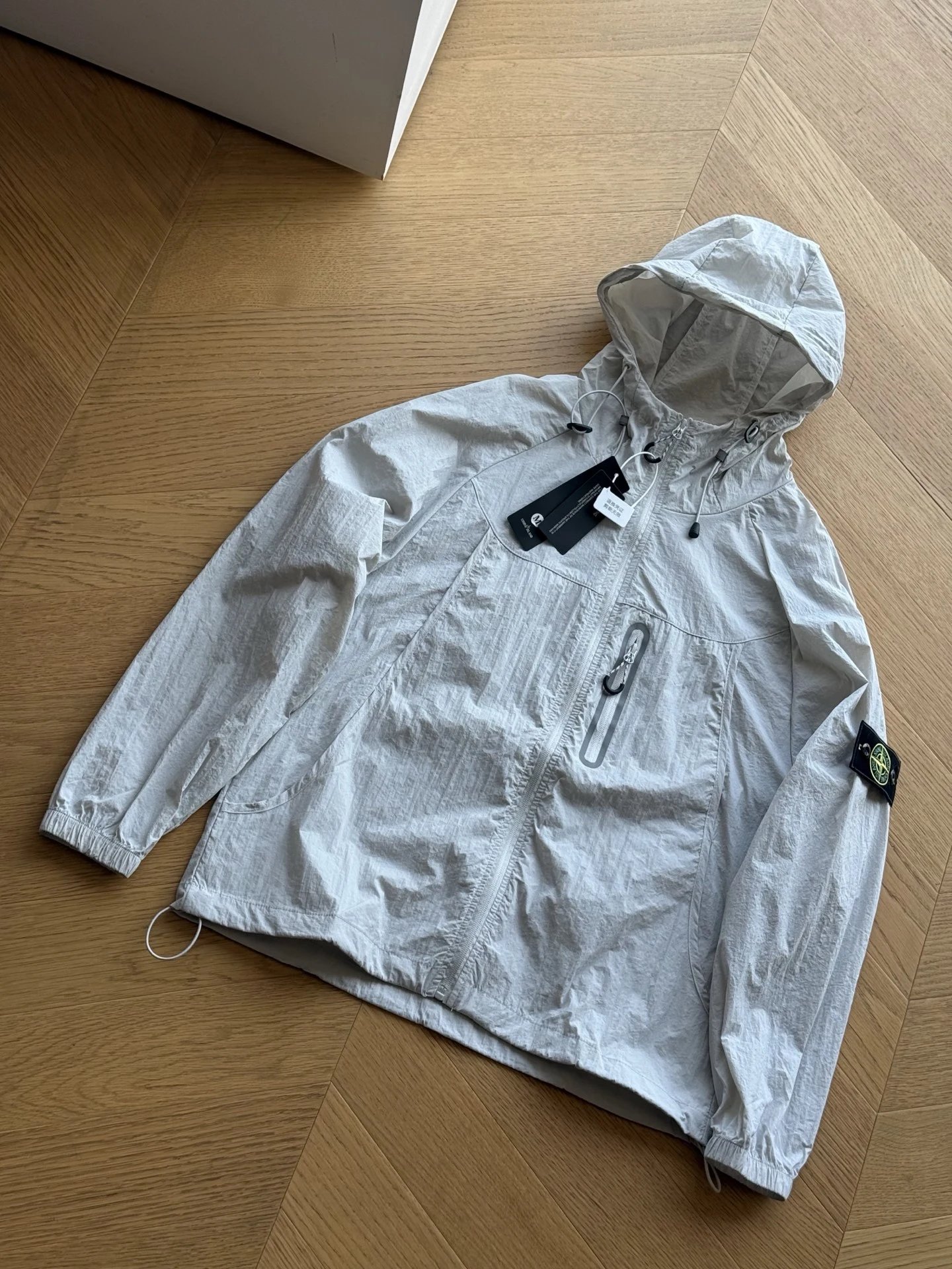 Stone Island hooded sunscreen jacket (gray)