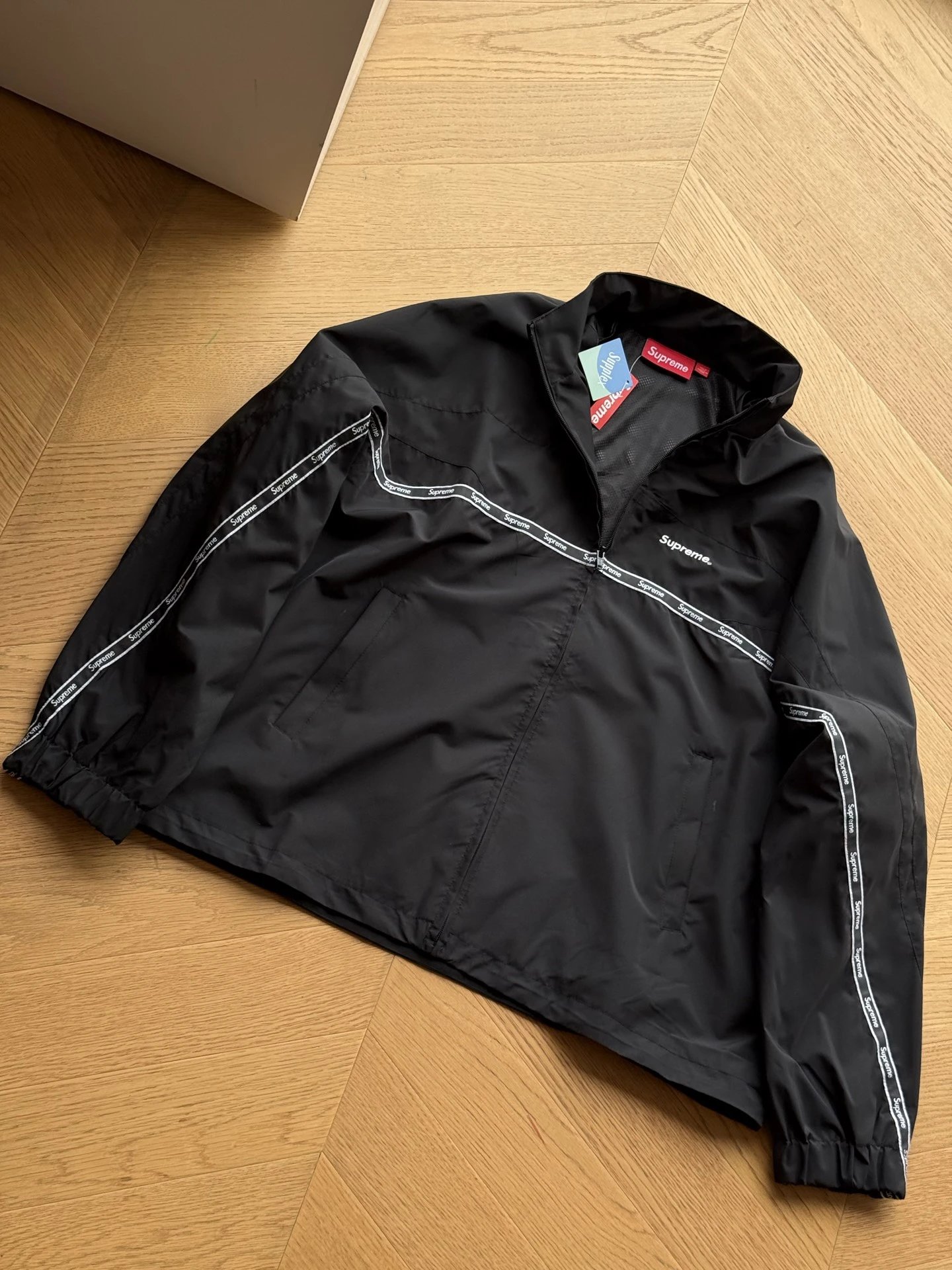 Supreme woven contrasting stand collar (black)