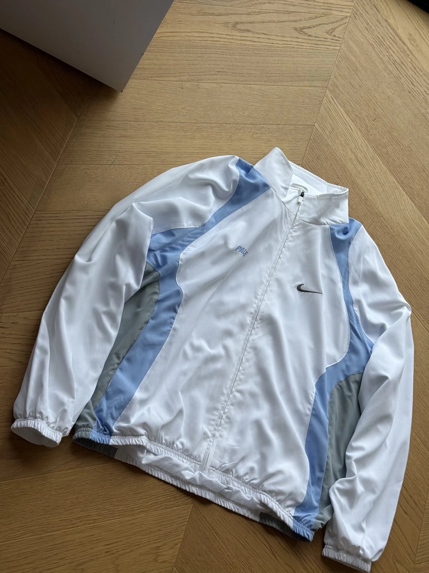 Nike Co branded Stand up Collar Zipper Long Sleeve Logo Jacket (White)