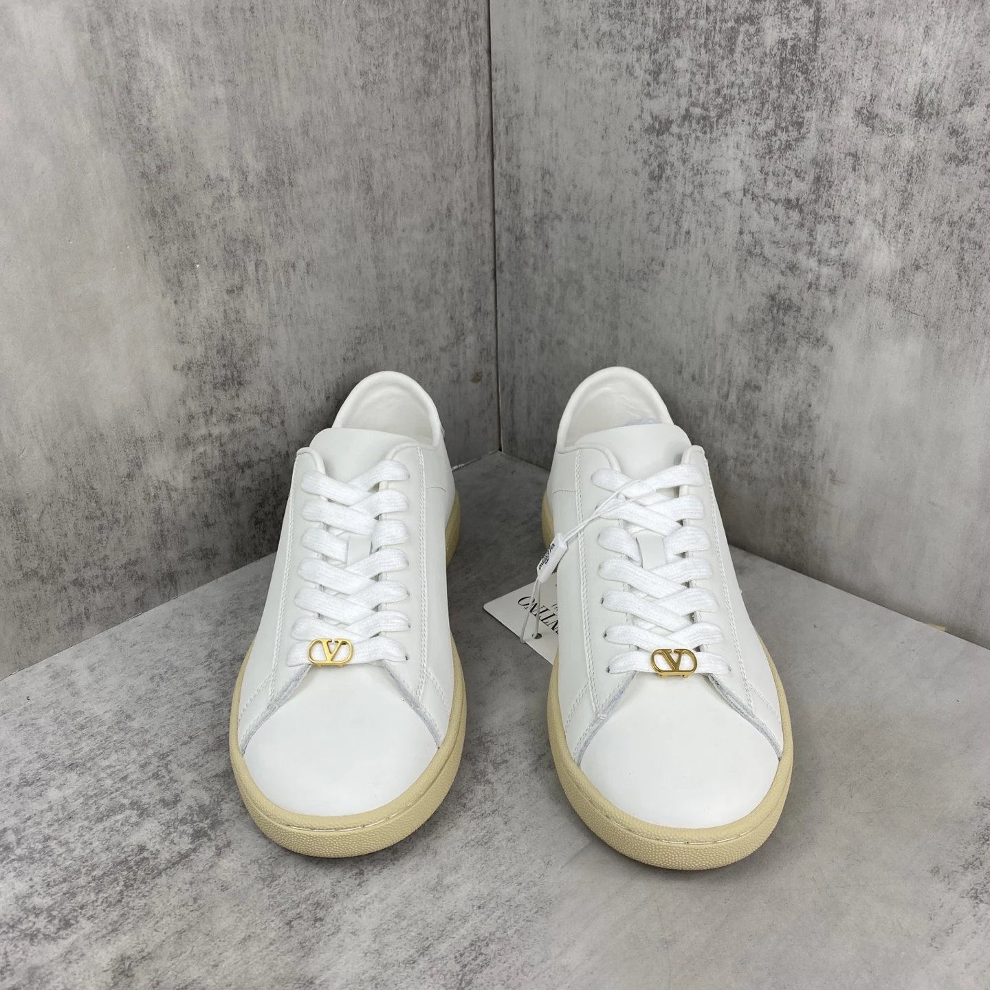 Minimalist Leather Low Top Sneakers Ivory - Gallery Image 4 - Detailed View