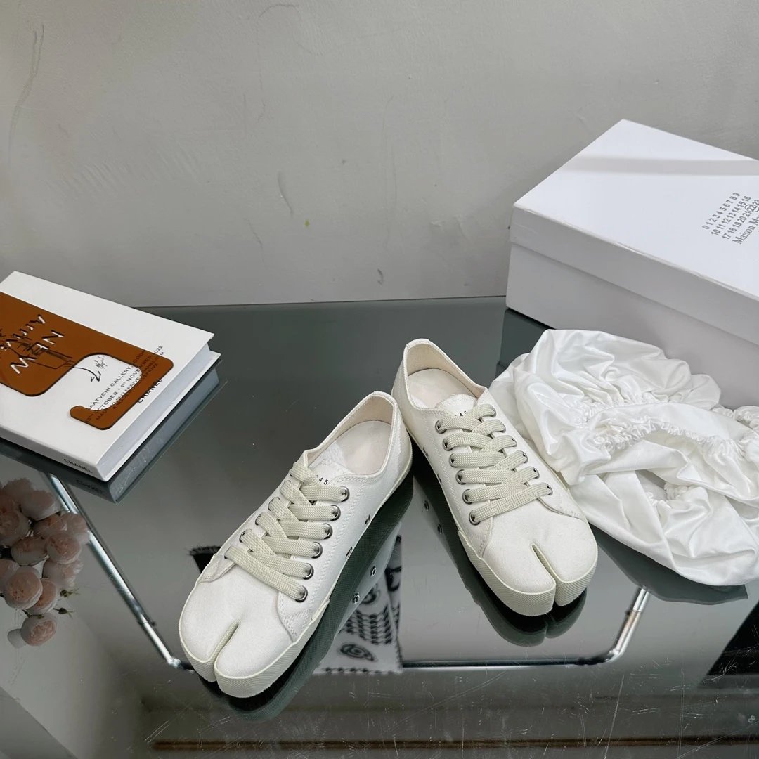 Maison Margiela MM6 Tabi Canvas Sneakers White - Gallery Image 7 - Detailed View