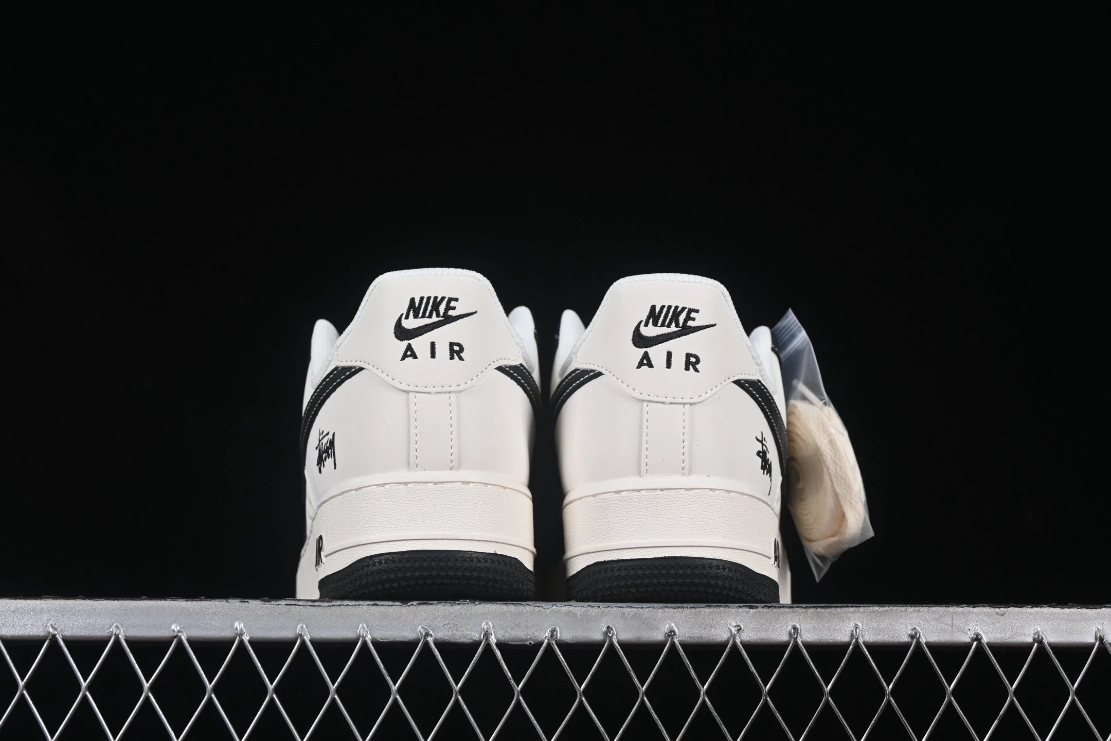 Leather Low Sneakers Noir - Gallery Image 6 - Detailed View