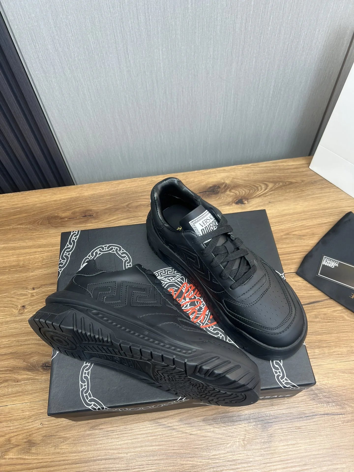 Luxury Leather Casual Sneakers Low Top Obsidian Black - Gallery Image 5 - Detailed View