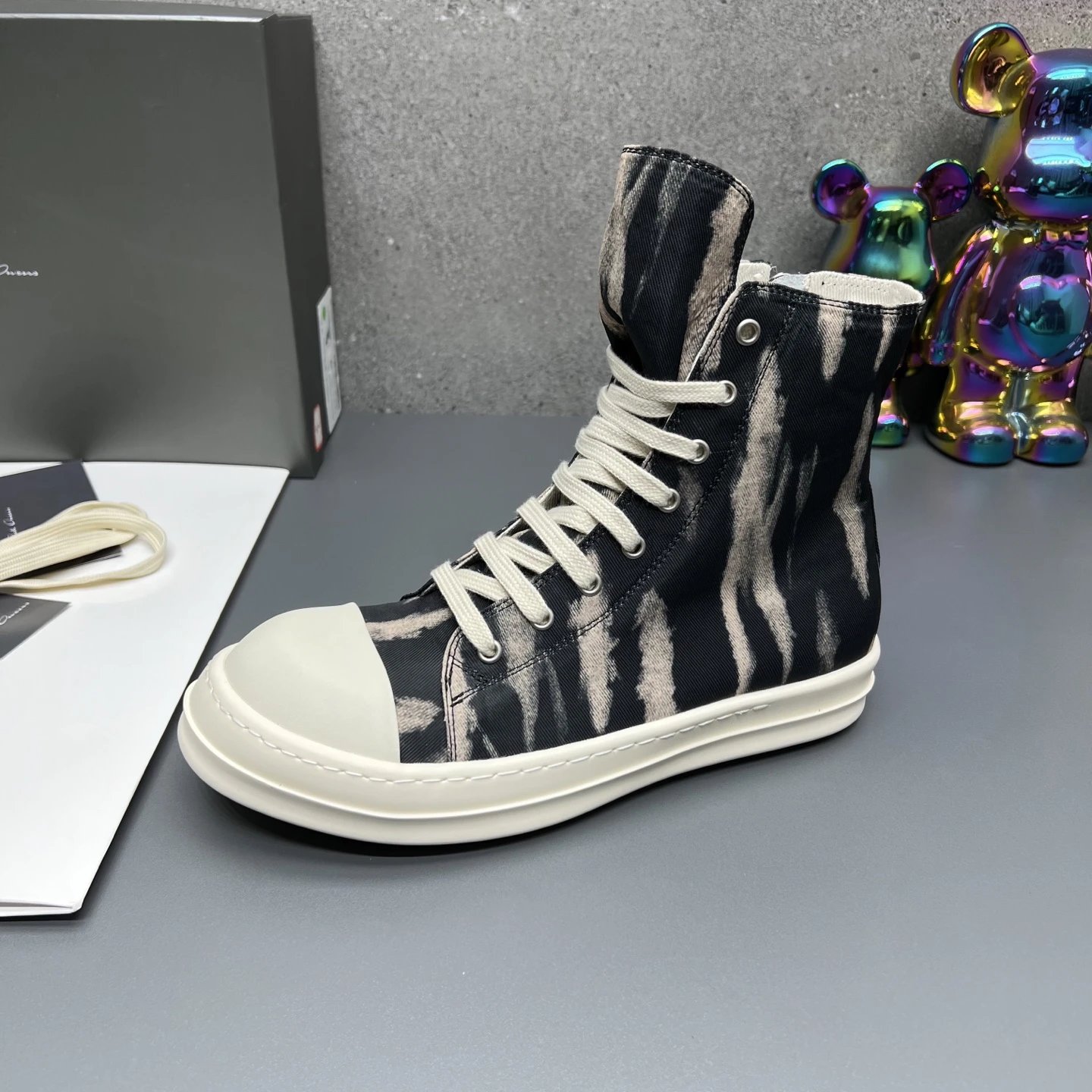 Rick Owens Casual High-Top Sneakers Zebra  - Gallery Image 6 - Detailed View