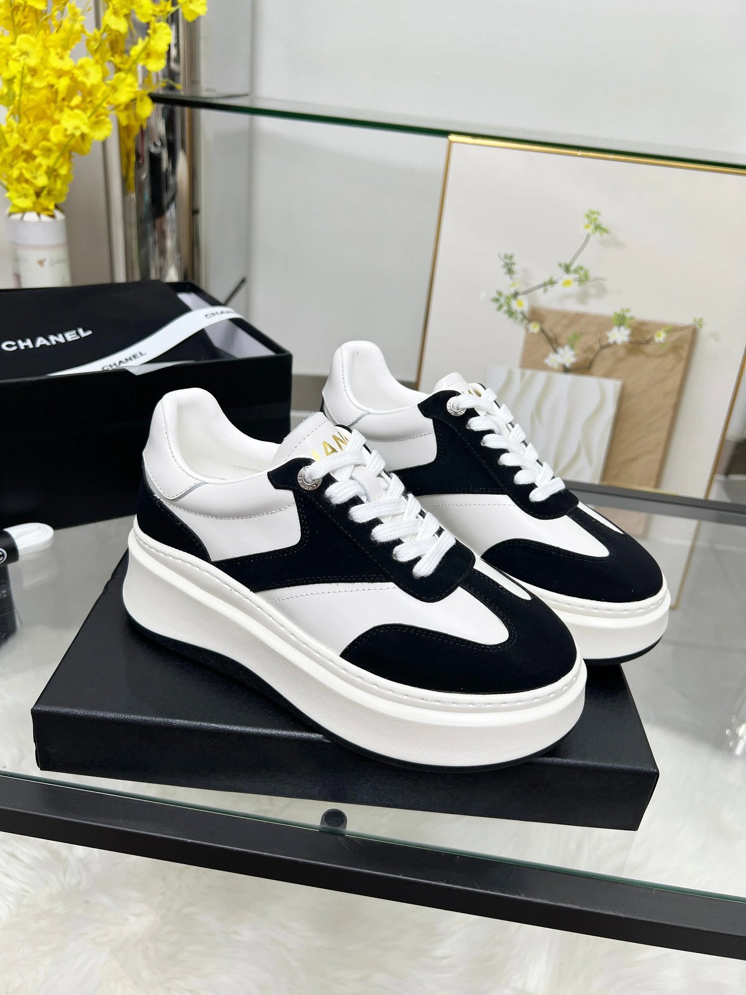 Chanel 25C Sneakers Black - Gallery Image 4 - Detailed View