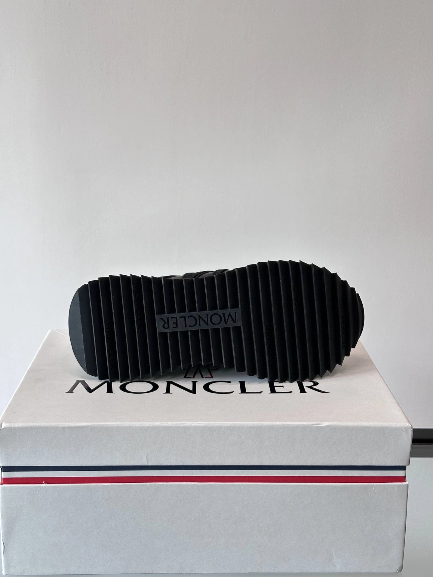 Moncler Pacey Sneakers Black - Gallery Image 9 - Detailed View
