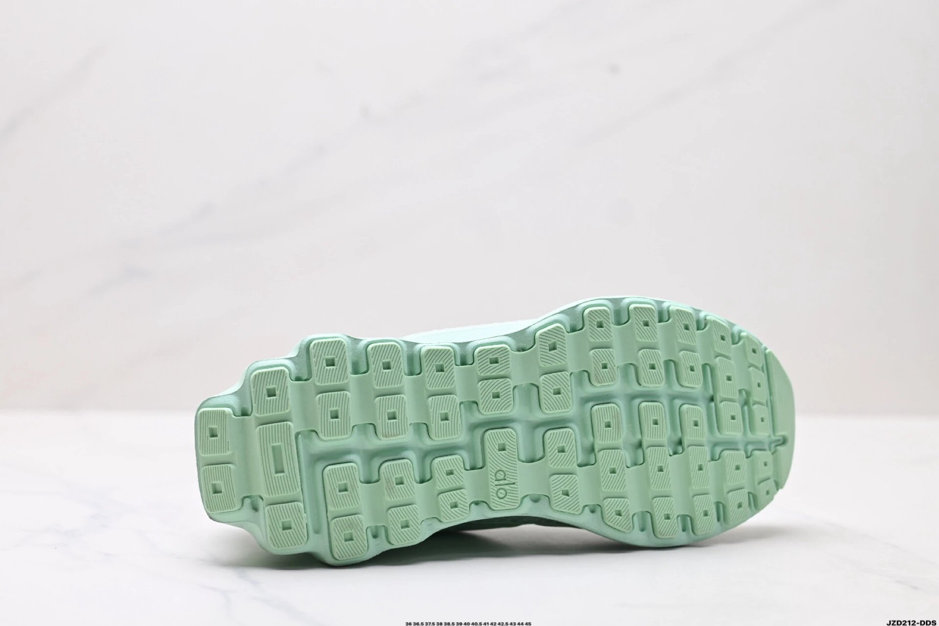 Alo Yoga Alo Runner Sneakers Green - Gallery Image 9 - Detailed View