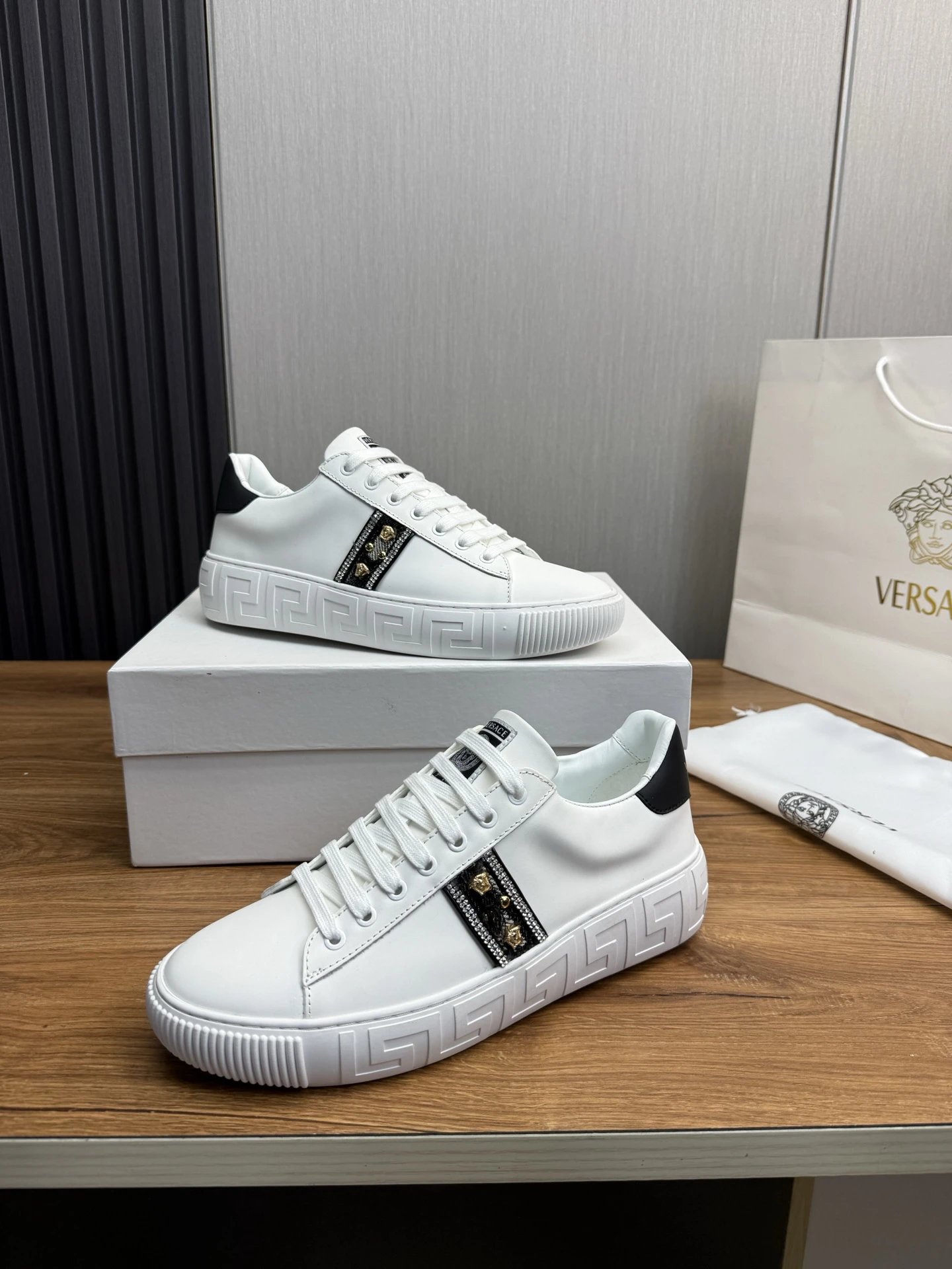 Luxury Leather Low Top Sneakers White Noir - Gallery Image 4 - Detailed View