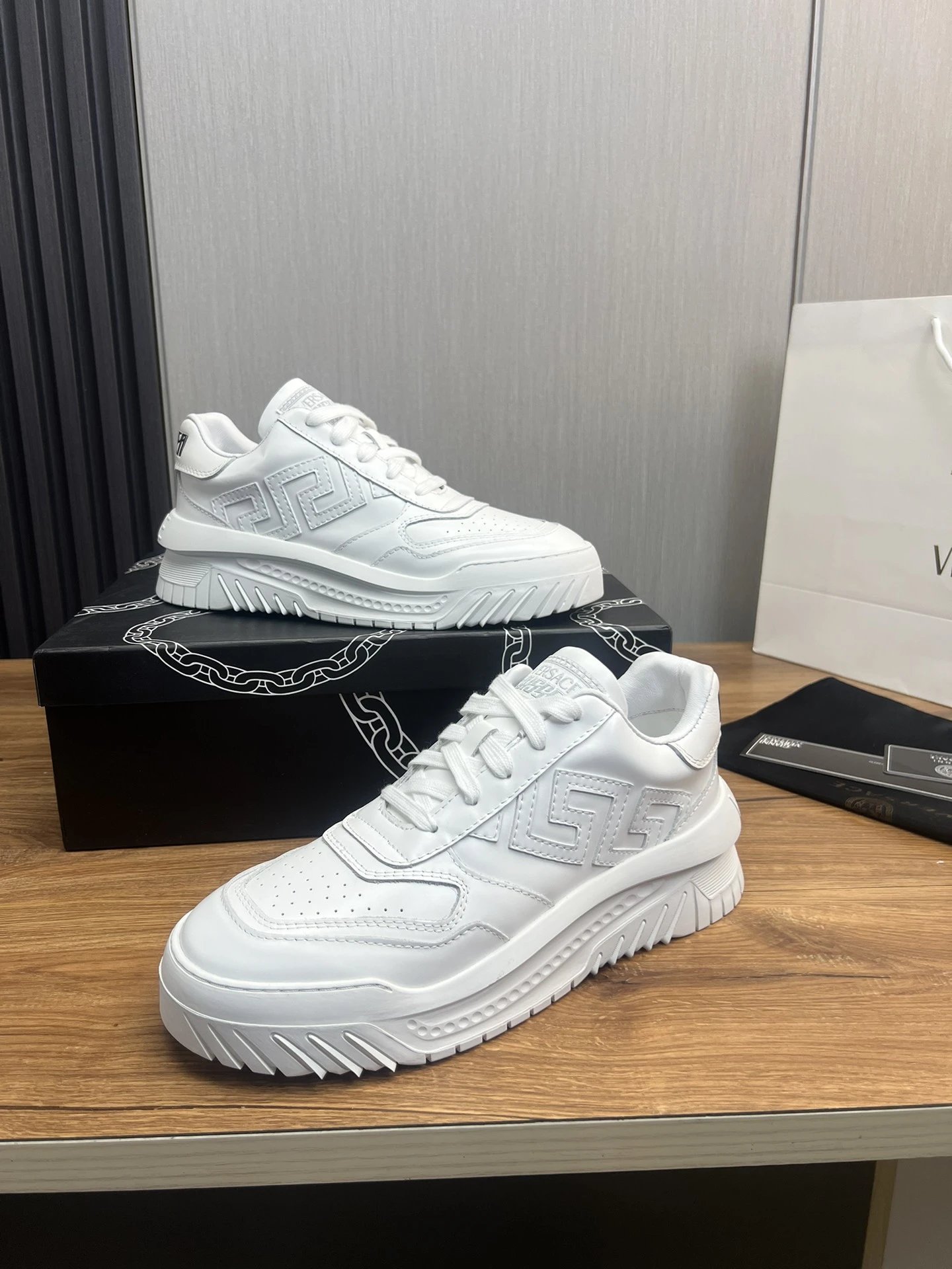 Luxury Leather Sneaker Low Arctic White - Gallery Image 4 - Detailed View