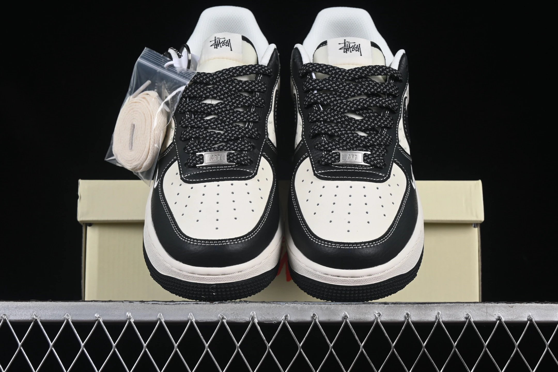 Leather Low Sneakers Noir - Gallery Image 4 - Detailed View