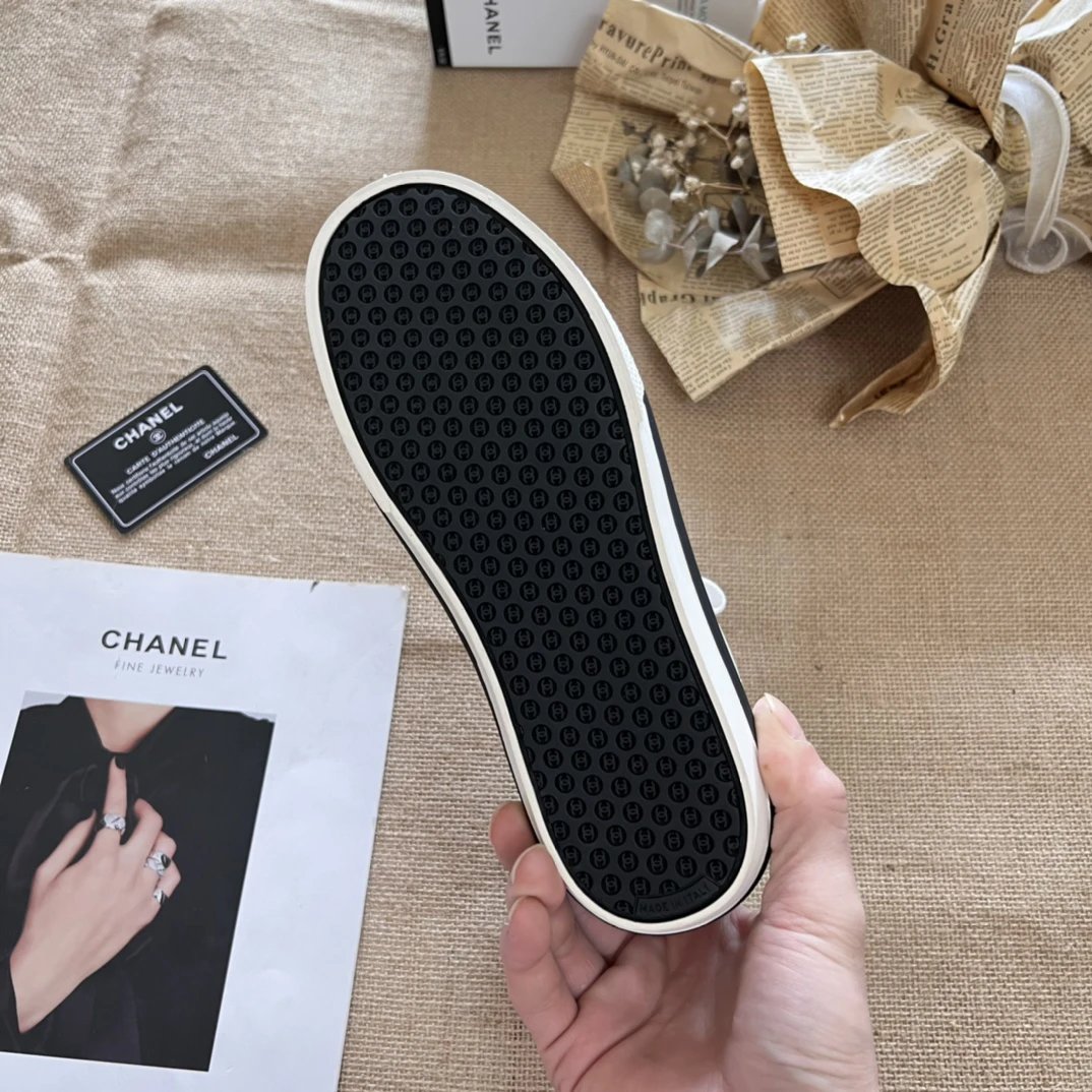 Chanel Panda Sneakers 2024 White - Gallery Image 6 - Detailed View