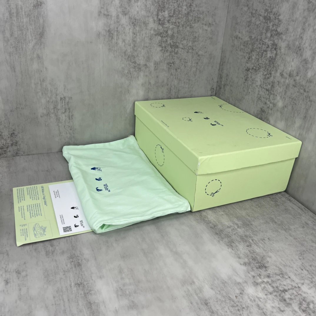 Low Top Leather Sneakers with Arrow Design in Orchid Purple - Gallery Image 9 - Detailed View