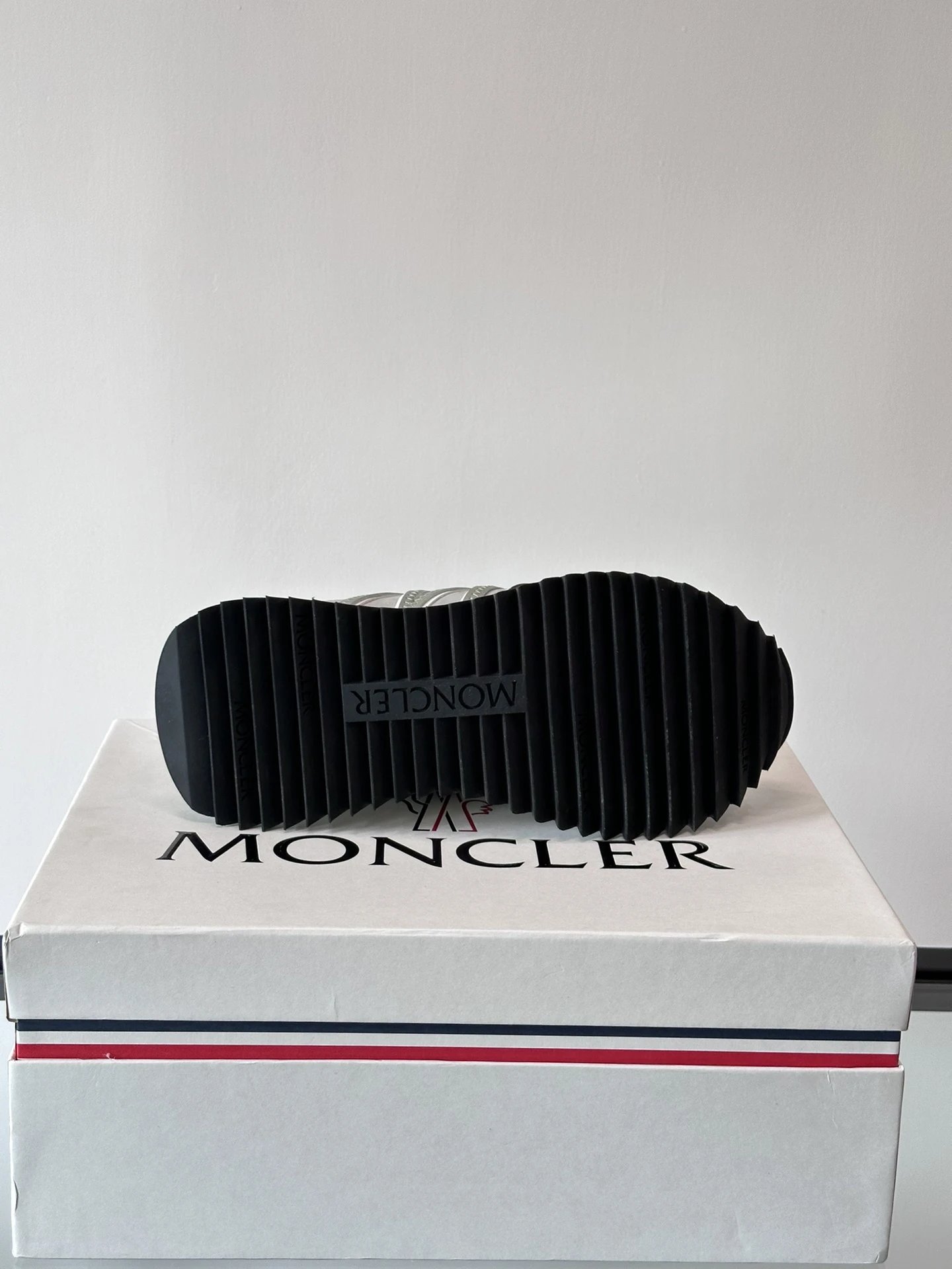 Moncler Pacey Sneakers Grey Black - Gallery Image 9 - Detailed View