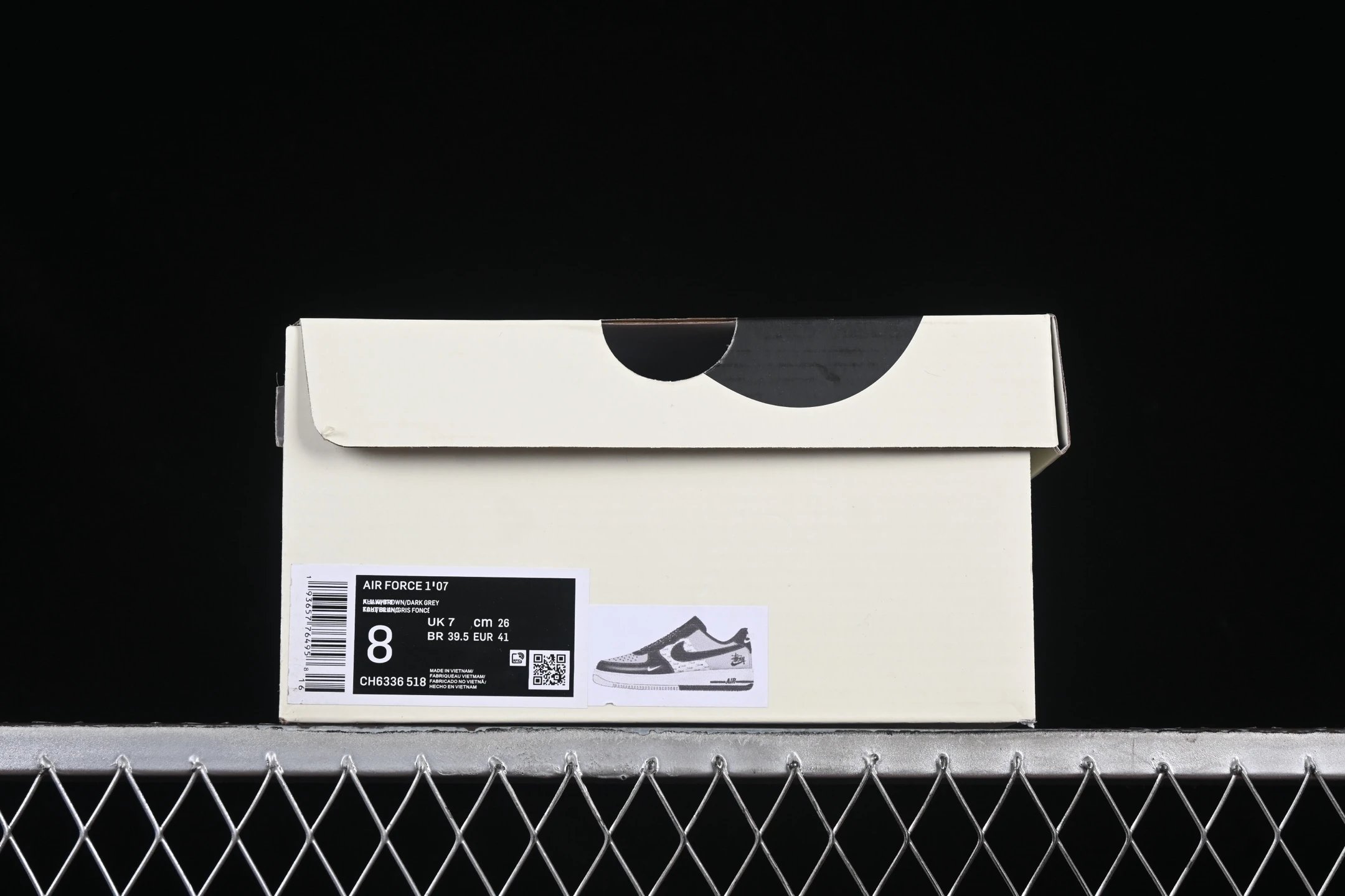 Men's Suede Sneakers Classic Noir - Gallery Image 8 - Detailed View