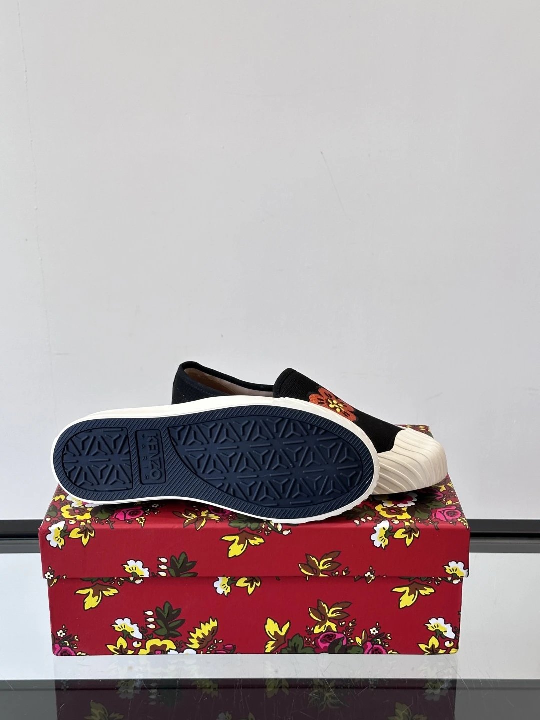 Kenzo Floral Canvas Shoes Black - Gallery Image 9 - Detailed View